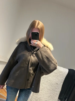 Kappa med krage med fuskpäls  - Krage med slag med löstagbar fuskpälsapplikation i kontrastfärg. Gjord av ullgarn.  Långärmad. sidfickor. frontknäppning med knappar. Man kan även ta av fuskpälsen på kappan 🌸Har kommit endast till användning ca 3 gånger! Nytt skick utan prislapp! Nypris: 1295kr Djur och rökfritt hem, skriv gärna om du har några frågor kan budas vid snabb affär!💕  Varumärke: Zara Storlek: XS Skick: Ny utan prislapp Färger: Naturfärg/Beige Material: UTSIDA KROPP 6% ANDRA FIBRER 54% YLLE 40% 