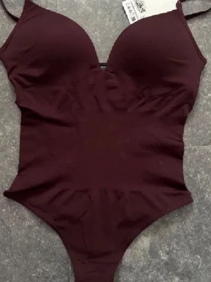 Body - Jätte populär vinröd body från hm🥺använd 2 gånger så nästan helt ny! Priset är pgr av efterfrågan och för att ja verkligen gillar den!🤍inte diskuterbart