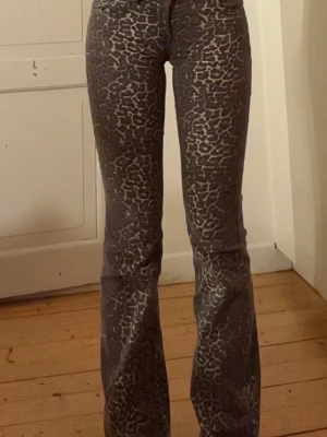 Leopard jeans från Nelly - Superfina mönstrade jeans från Nelly, stretchiga och sköna. Sitter jättebra vid ljumsken och har inga tecken på användning. Rekommenderar starkt att matcha med svart! 