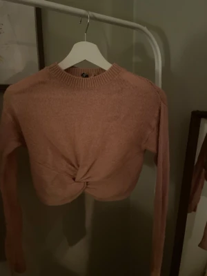 Cropped stickad tröja - Fin cropped stickad tröja i fint skick men lite nopprig. Kolla gärna i min profil för att köpa i bundle och få rabatter!💗