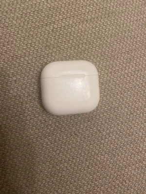 Apple AirPods Pro trådlösa hörlurar - Säljer ett par vita Apple AirPods Pro med laddningsetui. De är kompakta, har en stilren design och levererar grymt ljud. Ända problemet med dessa airpots är att jag har råkat tappa bort den vänstra airpoten men annars så är dem helt nya och officiellt bra ljud. (Köp dessa så kan du få överraskning åt sidan 🤯