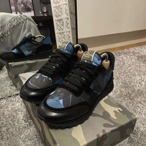 Valentino Rockrunner blå camo sneakers - Säljer ett par feta Valentino Rockrunners i super bra skick! ✨Skorna är använda 1-2 månader nu i vinter och är fortfarande i topp skick✨STORLEK 43✨ skorna har inga defekter✨Bara skriva vid minsta fundering✨😁