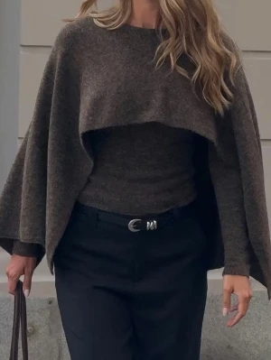 Brun stickad ponchotröja - Snygg brun stickad ponchotröja med vida ärmar och hög hals. Helt slutsåld på hemsidan. Endast provad så helt ny med prislapp. Storlek M. Mer khaki-brun skulle jag säga. Nypris 399kr.🤎