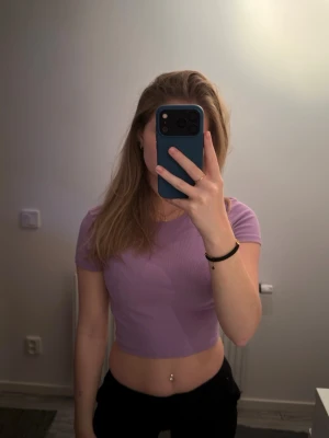 Lila croppad topp  - #lila #t-shirt 