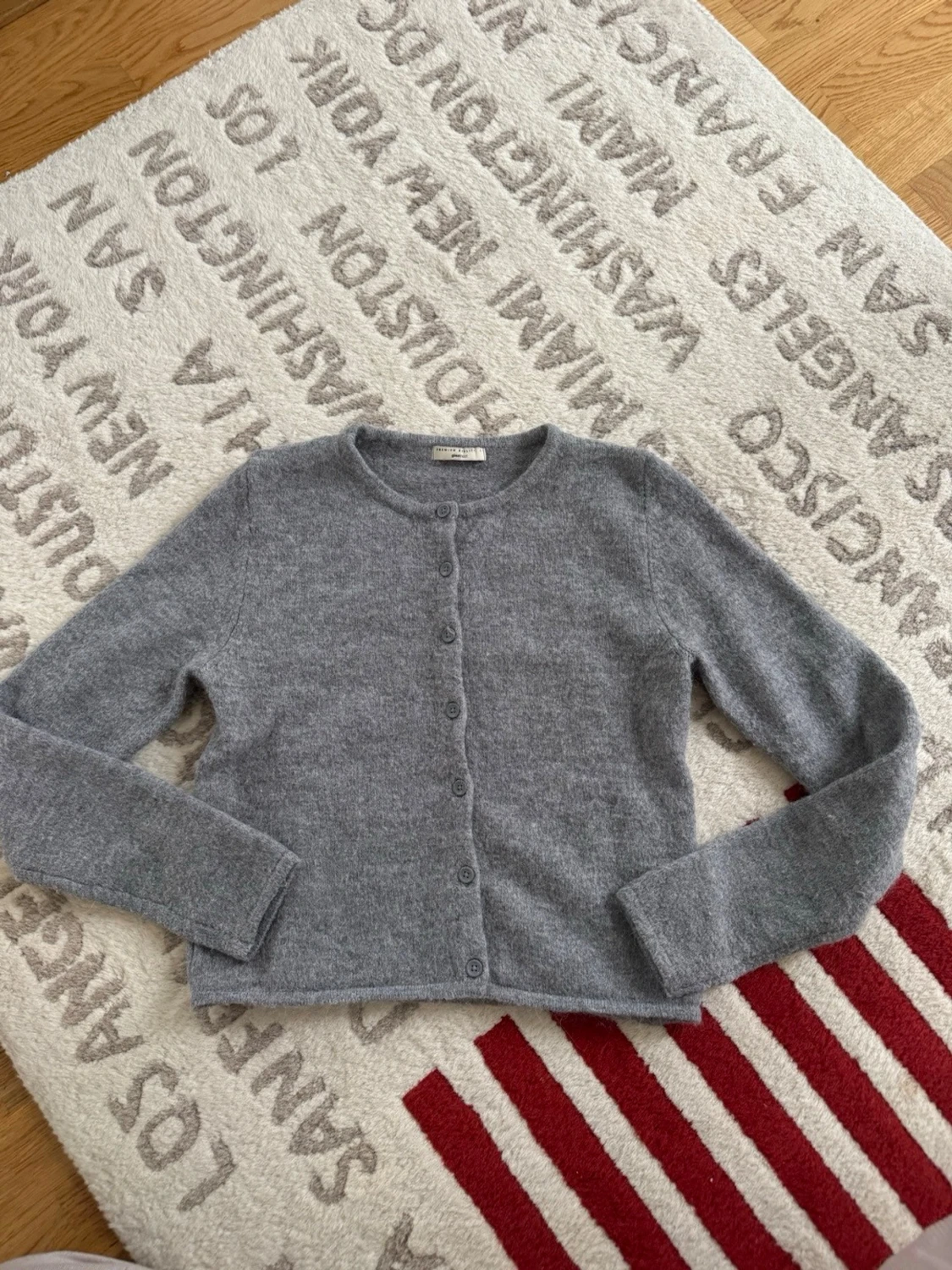 Grå basic kofta med knappar