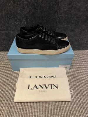 Lanvin skor  - Hej, säljer nu dessa svin snygga lanvin skor. Skorna är i fint skick! Begränsat antal boxar och dustbag. Hör av dig vid frågor. 