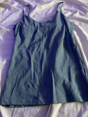 Grönt linne  - Säljer ett grönt linne från lager 157, knappast använd och är i bra skick.