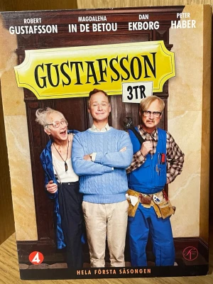 Gustafsson 3 tr - Hela första säsongen DVD-Box - Box med hela första säsongen av komediserien Gustafsson 3 tr. Serien handlar om livet i en svensk bostadsrättsförening med humoristiska karaktärer och vardagsdramatik. Omslaget är färgglatt med bilder på huvudkaraktärerna 