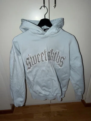 Junkyard hoodie - Hej säljer denna Junkyard hoodien i fint skick snörena till luvan har dock åkt in går att få ut har bara inte hunnit fixa det, annars väldigt fint skick😊