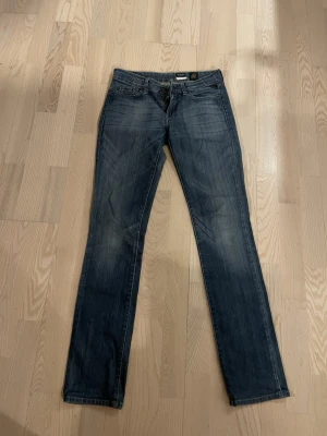 Blå replay jeans - Sjukt snygga jeans från Replay!💗 säljer för jag tyvärr inte får plats i dem längre. 💗💗💗 