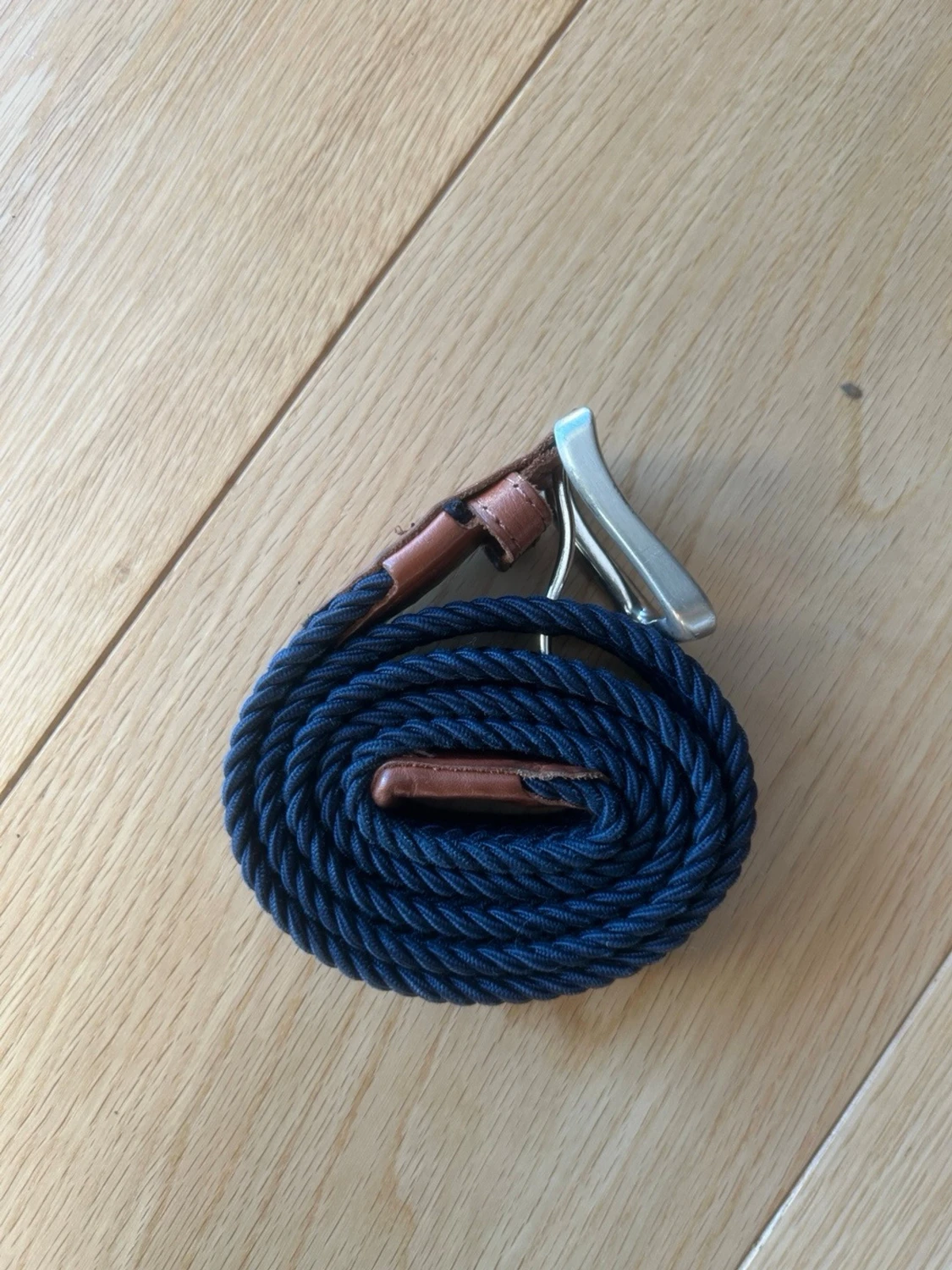 Marinblått flätat repbälte