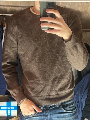 Gran Sasso 100% Kashmir  -  Säljer denna sjukt snygga Kashmir tröjan från Gran Sasso. Tröjan är i storlek. S och den är i bra skick utan några defekter. Den är i 100 % Kashmir. Bara att skriva över frågor och funderingar.