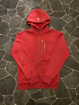 Sail Racing Bowman Zip - En mycket fin knappt använd tröja ifrån Sail Racing. Tröjan har inga defekter därmed är nyskick. Sitter perfekt i storlek och säljs pga ingen användning därmed tänkte bara bli av med tröjan.                                     Priset kan diskuteras!