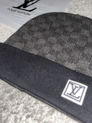 Lvmössa - Helt ny mössa, den är gråsvart och är onesize. Den formas direkt till ditt huvudform när du använder den och fraktas direkt efter sitt köp!🙌