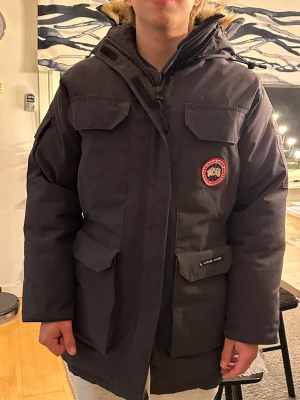 Canada Goose Expedition Parka - Vinterjacka från Canada Goose i modellen Expedition Parka | varmare jacka är svår att hitta! | Mycket fint skick, aldrig tvättad | Köpt på vildmarksshoppen, nypris ca 20.000kr | Storlek M | Passar både killar och tjejer | Färg Navy | Pris 4999kr | Hör av dig vid frågor eller funderingar! 