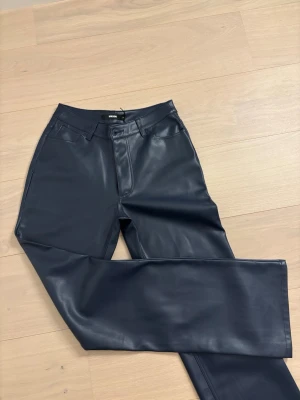 Skinnbyxor från Bik Bok - Säljer ett par skinnbyxor från bik bok i nyskick. Hyfsat stretchiga och utsvängda nedtill.