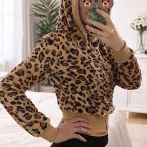 Leopard zip-up hoodie med huva y2k stil - Vintage y2k stil, tunn och lätt, väldigt mjuk, varm och supermysig.