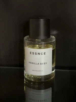 Essnce Vanilla Baby - Essnce 50 ml använd cirka lite mer än hälften kvar       Toppnoter • Socker, Röda bär, Mandarin •                      Hjärtnoter •  Vanilj, Kakao, Kryddor •                                 Basnoter • Tonkaböna, Amber, Mysk, Tränoter •