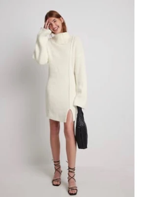 Vit stickad kortklänning med slits - Stickad tröja i polo med liten slits. Den är stickad och vit. Super skön. Från nakd 2022. Men ej använd så mycket alls. 