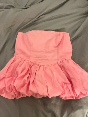 Rosa axelbandslös bandå - Säljer en söt rosa bandå som är piffig nedtill!