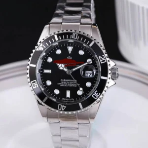 Två lyxiga armbandsur i stål och guld - Säljer två snygga armbandsur från R. Ena är en Submariner med svart urtavla, datumfönster och silverfärgad länk i stål. Den andra är en Datejust med silverfärgad urtavla, gulddetaljer och tvåfärgad länk i stål och guld. Båda har klassisk rund form och tydliga indexmarkeringar.