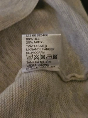 Grå tröja från Wera🎀💕 - Fin grå tröja ifrån Wera i nyskick! Gjord av 80% bomull och 20% Akryl vilket gör det jätte mjuk och skön. Storleken är M-L och är lite oversized. Den har en rakpassfrom. Kom gjärna med bud🎀