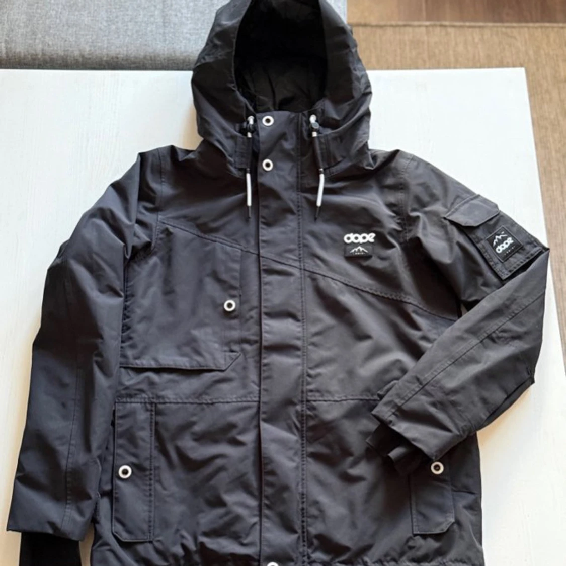 Svart vindjacka från Dope med huva