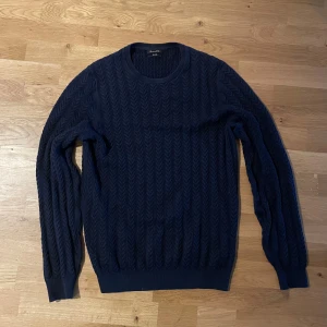 Massimo dutti crewneck  - Tja! Jag säljer en riktigt stilren Massimo dutti tröja som är kabelstickad. Ställ gärna frågor! 