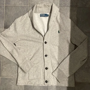 Ralph Lauren cardigan  - Säljer denna unika och stilrena cardiganen / koftan från Ralph Lauren!🙌🏻 || skick: 9/10, inget att anmärka || Storlek: S, modellen är 182 och den sitter något kort || Pris: 449kr || Skriv vid minsta fundering!
