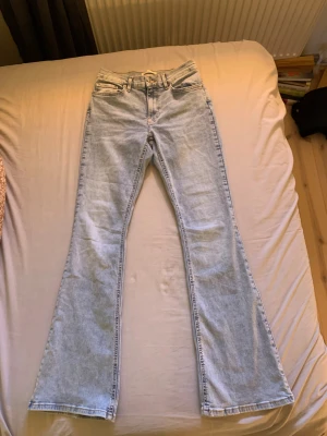 Bootcut jeans från Gina  - Low waist bootcut jeans från Ginatricot. Dem är bara testade, annars helt oanvända!