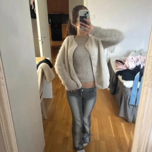 Teddy väst  - Fin helt ny Teddy väst med lappen kvar! Kostade 249kr ny men säljer för 200kr ❤️aldrig använd!