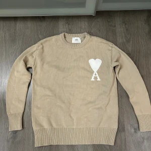 Tröja från Ami - Snygg beige stickad tröja från Ami. Den passar som storlek M men det står L i. Den är lite mindre pga tvätt. 