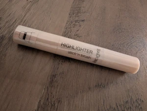 IsaDora Highlighter Stick 'n Brush - Highlighter stick från IsaDora i nyansen 24 Rose Gold Glow. Praktisk pennform med inbyggd borste för enkel applicering och blending. Ger en snygg roséguldig glow till ansiktet. Perfekt för att framhäva kindben, näsrygg och andra highlights. Ny.