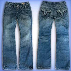 Antik Denim bootcut jeans - Ett par snygga lågmidjade antik denim jeans (bootcut) i ett fint skick! I storlek 26                                                   Innerbenslängd: 79cm 💙midjemått tvärs över: 35cm💙