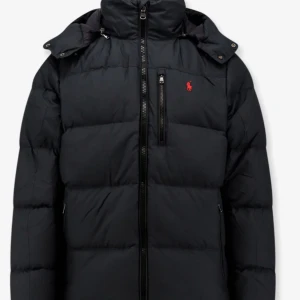 Polo Ralph lauren puffer jacket - En riktigt skön polo Ralph lauren jacka i storlek M, jackan är lite stor i modellen och passar L. Väldigt tjock och perfekt för dom som gillar och vara ute under vintern. Nästan nyskick, inga skador eller sådant och ny pris på denna ligger runt 5000. Säljer den endast för 2500. Pris kan även diskuteras vid snabbt köp! 😇🙌
