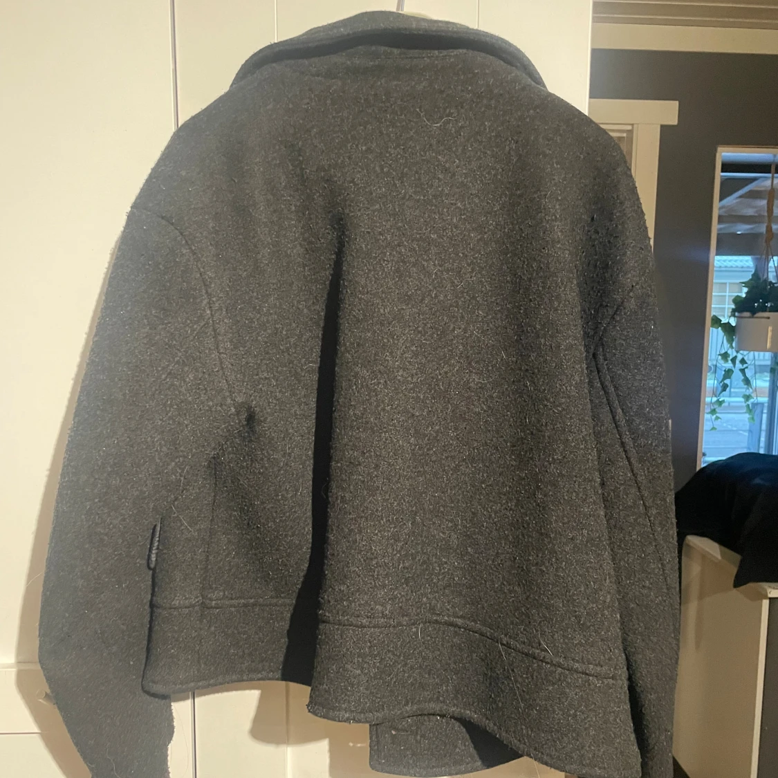 Mörkgrå ulljacka med stora fickor - 1