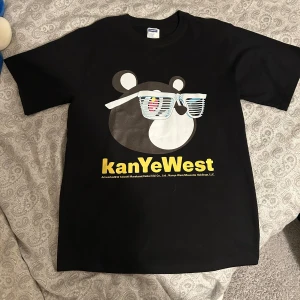 Kanye West t-shirt - En helt ny Kanye West t-shirt till alla er Kanye West fans därute! Skriv om du har några frågor 😇💥