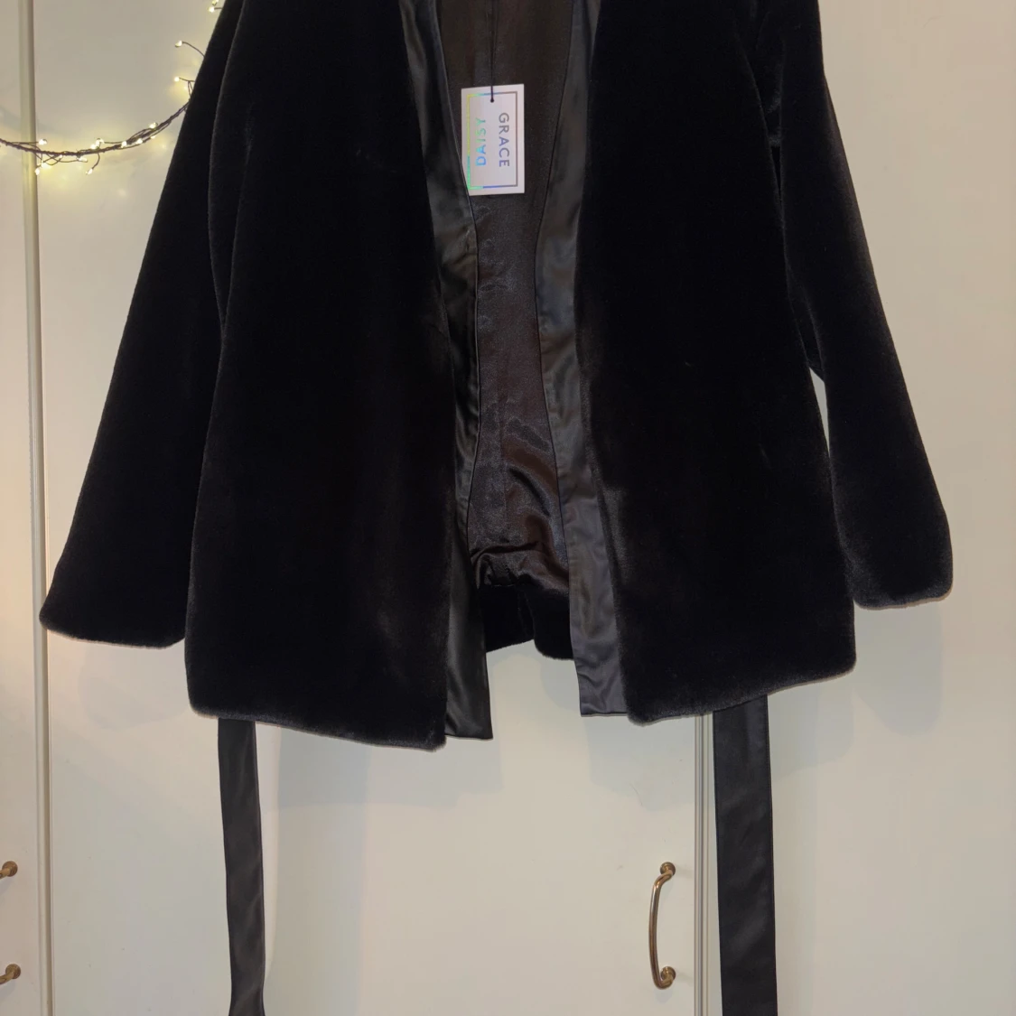 Svart pälsjacka med bälte Daisy Grace