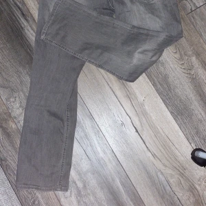 Grå jeans JṉJ - Riktigt feta straight fit jeans från jack n jones, midje mått 32 längd 30 säljes då dem inte passade mig i storleken, nyskick och riktigt snygga.