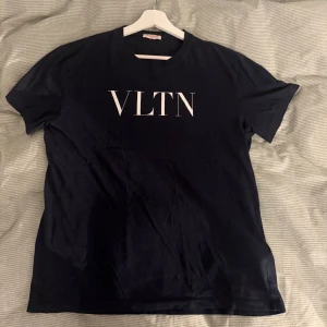 Mörkblå Valentino Garavani T-Shirt - Säljer denna riktigt snygga Valentino Garavani T-shirt. Den är mörkblå. Fint skick för att vara begagnad. Storlek M! Nypris ligger på 4000kr ungefär.