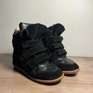 Isabel Marant svarta bekett - Säljer nu mina superfina isbel marants som är i superbra skick🌟Storlek: 38📏Kontakta gärna mig ifall ni vill ha flera bilder på skorna så tar jag jättegärna bild på det som önskas💕