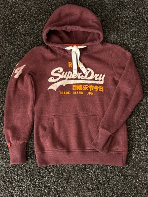 Vintage Superdry hoodie (sällsynt) - Säljer nu denna sjukt eftertraktade superdry hoodie. Skick 8/10 med lite slitet tryck eftersom den är vintage. Obs kan gå ner i pris vid snabb affär!