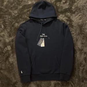 Polo Ralph luren tröja - Snygg marinblå polo tröja i storlek M i mycket bra skick, Har även kvitto kvar. Nypris 2100kr mitt pris 1000kr. Hör av er vid frågor. Mvh Viktor🙌😄