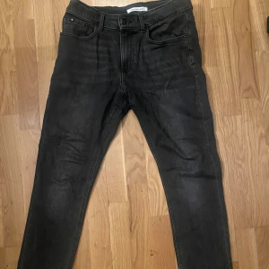 Svarta jeans från Calvin Klein - Svarta Calvin Klein Dad fit jeans med klassisk CK-logga på bakfickan. Nypris 800kr