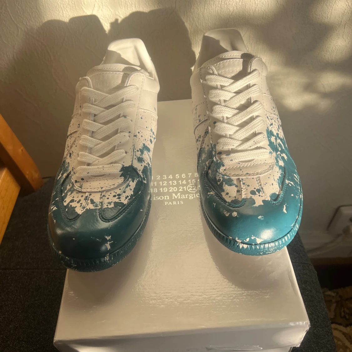 Maison Margiela sneakers med blå färgstänk