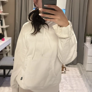 Vit hoodie från Marwin - Vit hoodie från Marwin i storlek S. Lite fräckar på ena armen vid slutet på tröjan annars är den inte nå förstörd alls! 