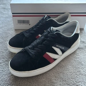 Svarta sneakers från Moncler - Tja! Säljer just nu mina Moncler skor som är köpta på NK Göteborg. Strl 42. Skicka 9/10. Säljer för 1499, Kom gärna med prisförslag. Har ni några frågor är det bara o fråga!