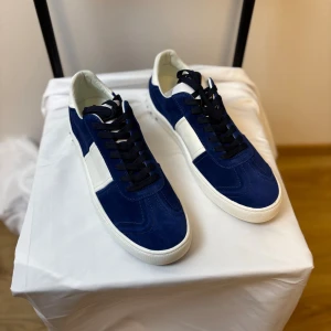 Valentino Flycrew - Helt nya Valentino Flycrew – Storlek (Storlek 43) Säljer ett par helt oanvända Valentino Flycrew sneakers. Aldrig använda.  Detaljer: 	•	Modell: Valentino Flycrew 	•	Färg: (Blå) 	•	Storlek: (storlek 43) 	•	Skick: Helt nya. 	•	Nypris: (7200, säljer för 4799)  Superstilrena sneakers med lyxig känsla och perfekt passform. Passar både till vardags och mer uppklädda outfits.  Pris: (3999) Frakt eller möte upp går bra.