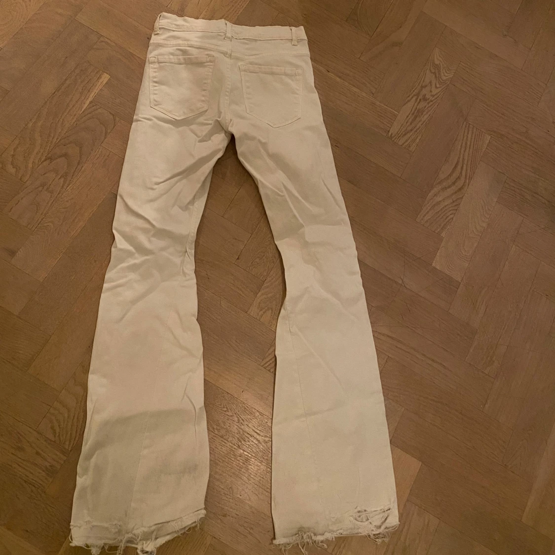 Vita bootcut jeans från Abbey Denim - 2