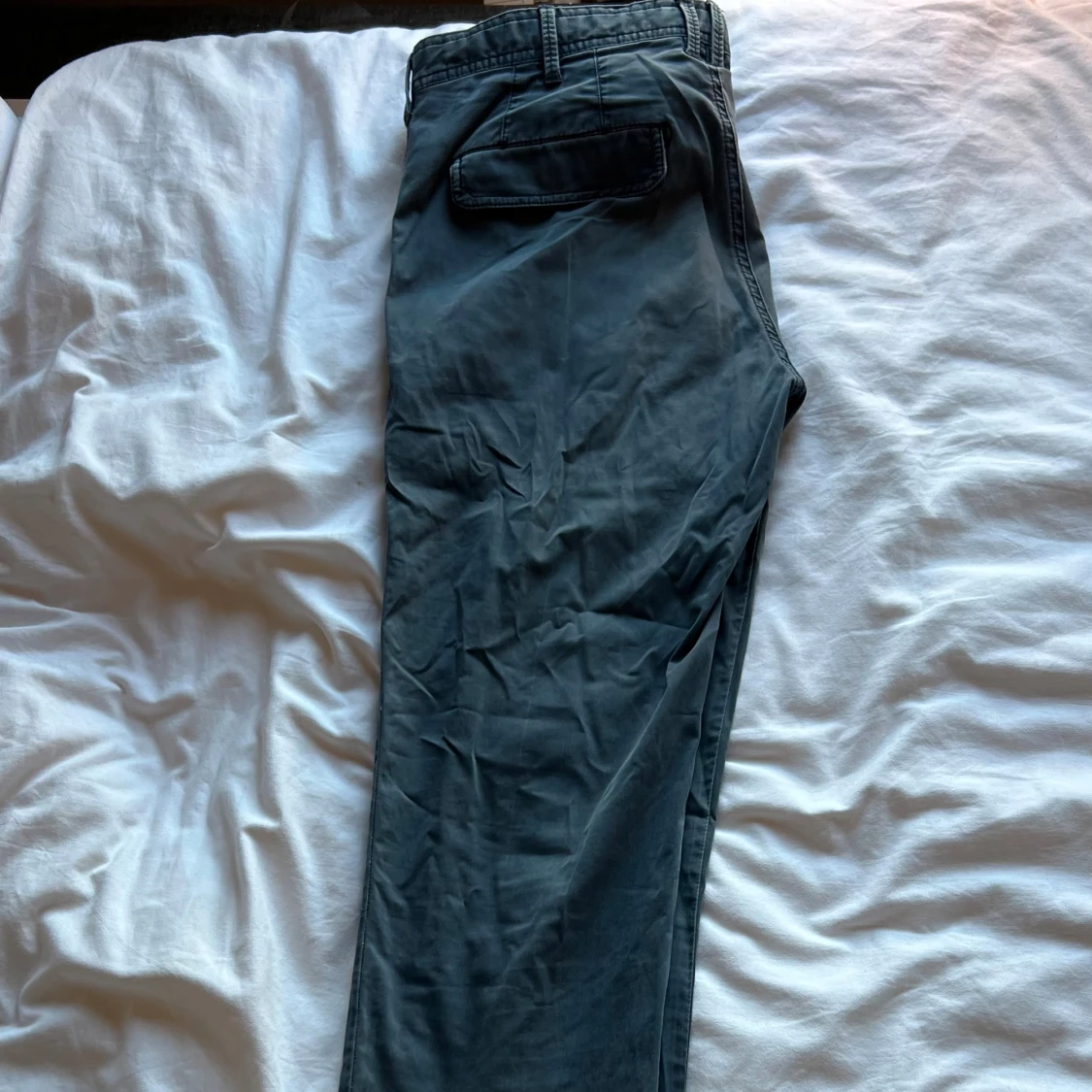 Grå slim fit chinos från J.Lindeberg - 1